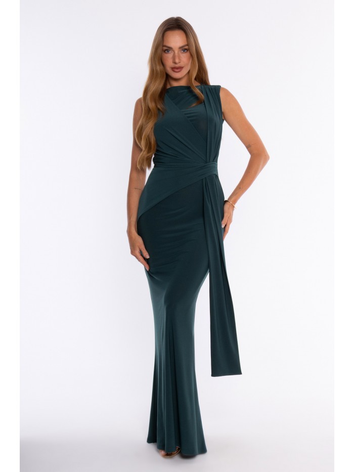 M921 - Fitted evening dress...